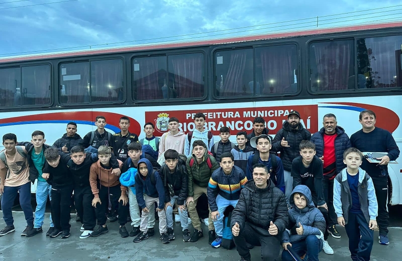  atletas da escolinha de futebol furacão de Rio Branco do Ivaí estiveram na arena da baixada